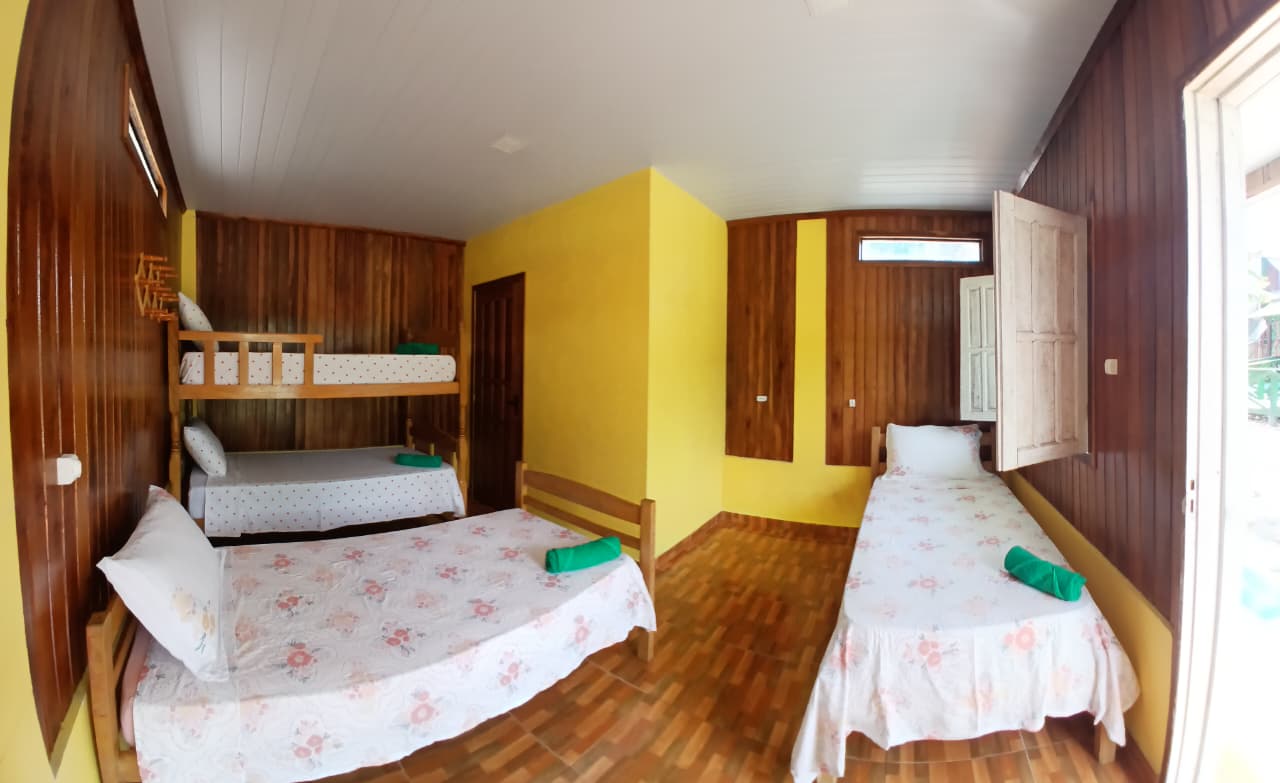 Quarto com beliche e camas de solteiro
